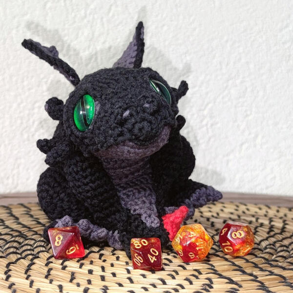 Chonks the Baby Dragon, kleiner Häkeldrache der sein Schwänzchen festhält