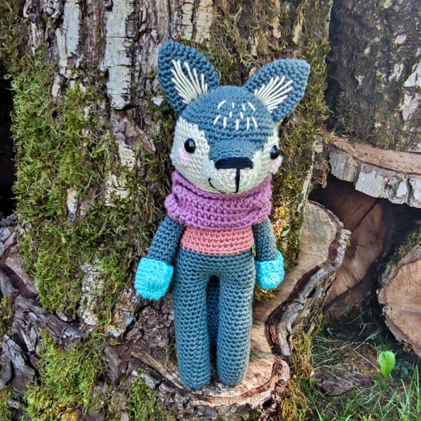 Harry Wolf, aus dem Buch Friends of Pica Pau 1, kleiner Wolf mit Loopschal und Handschuhen