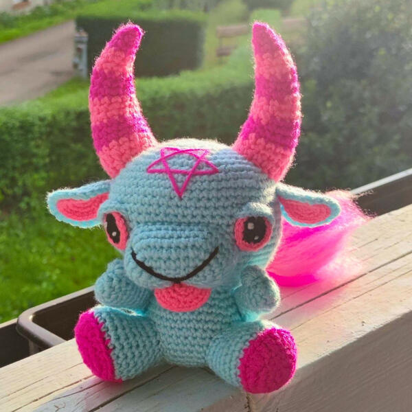 Big Baphy, eigenes Baphomet Plüschi Design, mit gestreiften Hörnern und wählbarem Symbol auf der Stirn