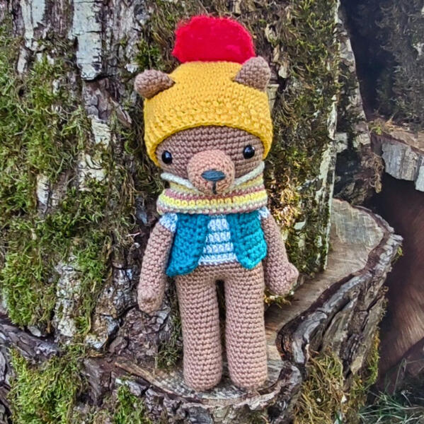 Hans Grizzly Bear aus dem Buch Friends of Pica Pau 1, süßer Häkelteddy mit Bommelmütze und Weste