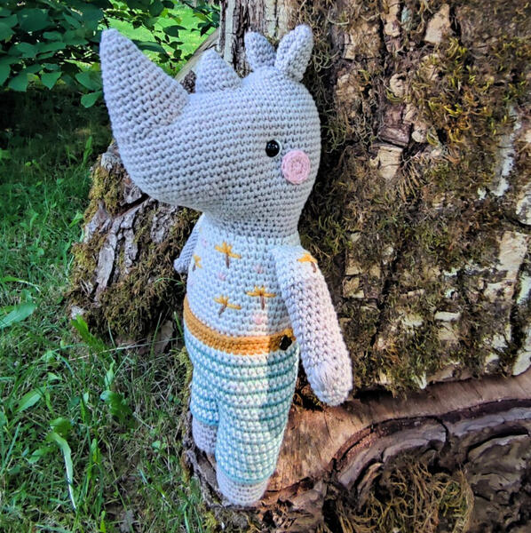 Hector Rhinoceros aus dem Buch Friends of Pica Pau 1, mit gestreifter Hose