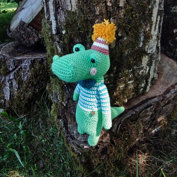 René Yacaré Caiman aus dem Buch von Friends of Pica Pau 1, mit Party-Hütchen und Fliege