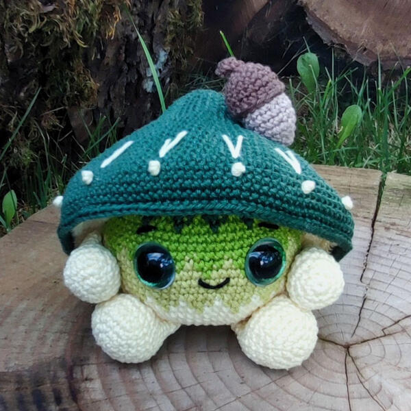 Parrot Waxcap Pilmännchen aus der Sammlung Mushroom Trio 1 von LyraLuneDesigns